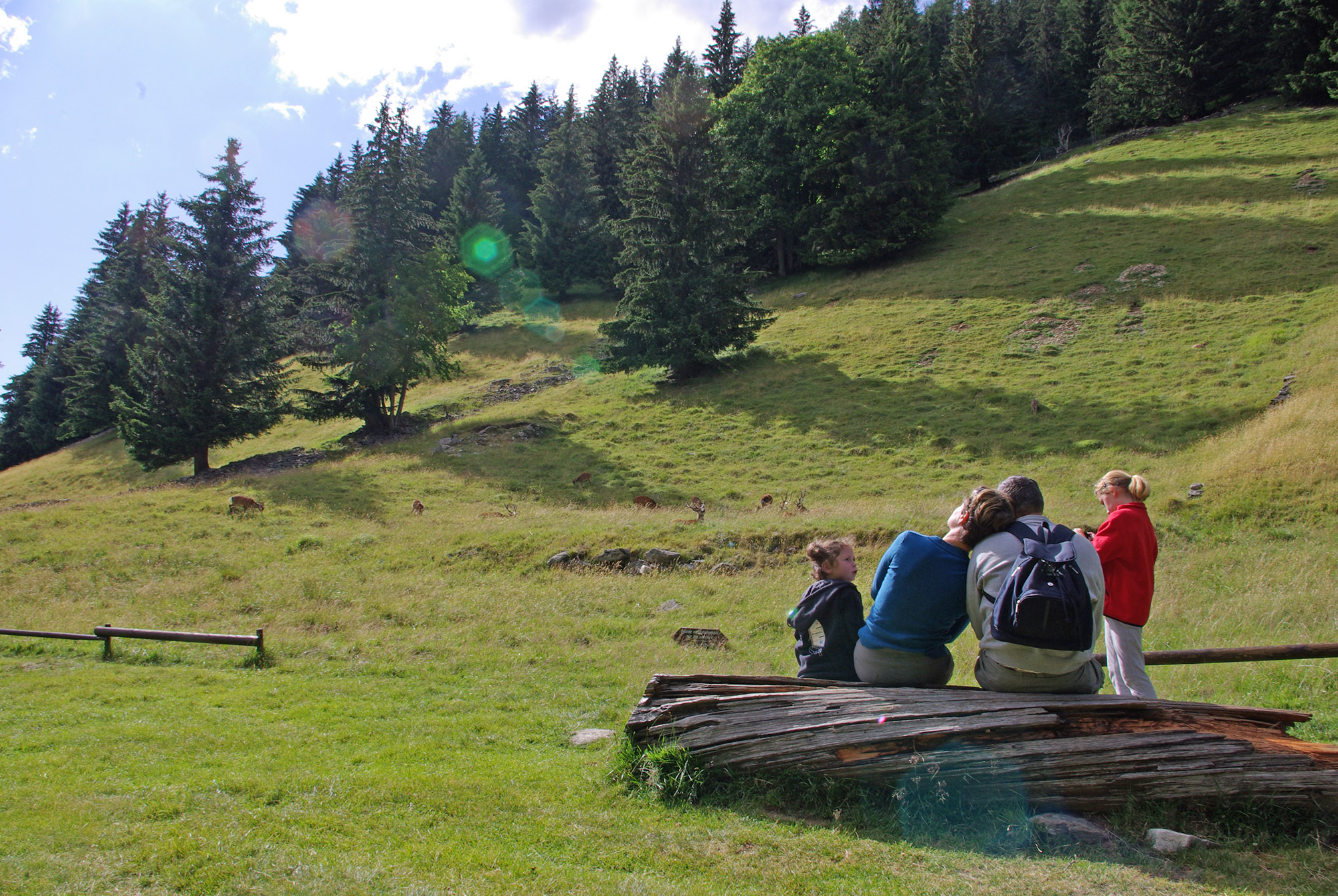 Famille assise sur l'altiport parc de Merlet