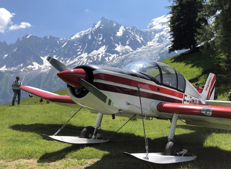 Avion sur l'altiport de Merlet