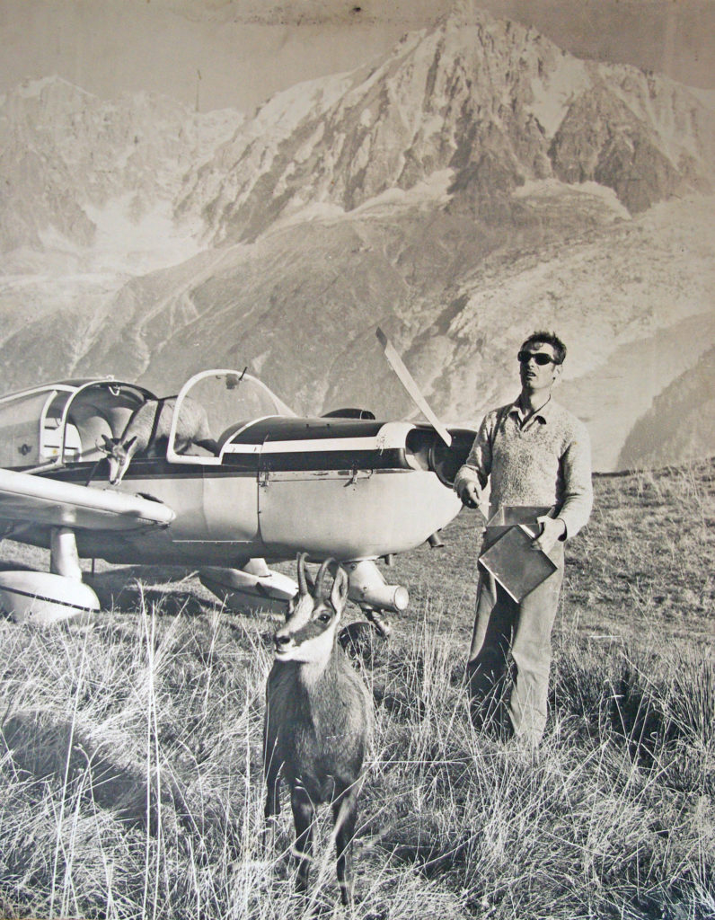 Philippe Cachat, son avion et Bambi le chamois à Merlet