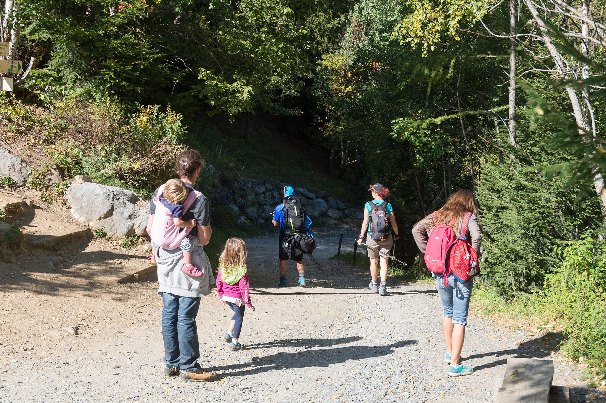 Visiteurs quittant le parc de Merlet Visiteurs quittant le parc de Merlet